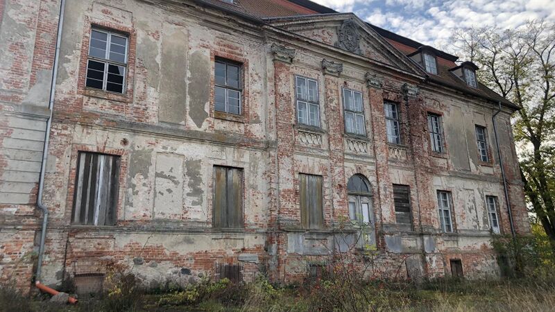 File:Barockschloss-aussenlager-kz-ravensbrueck-zichow-100-1920x1080.jpg